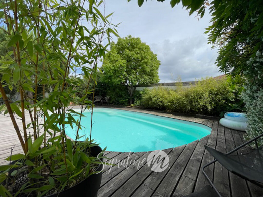 Longère avec piscine et jardin arboré